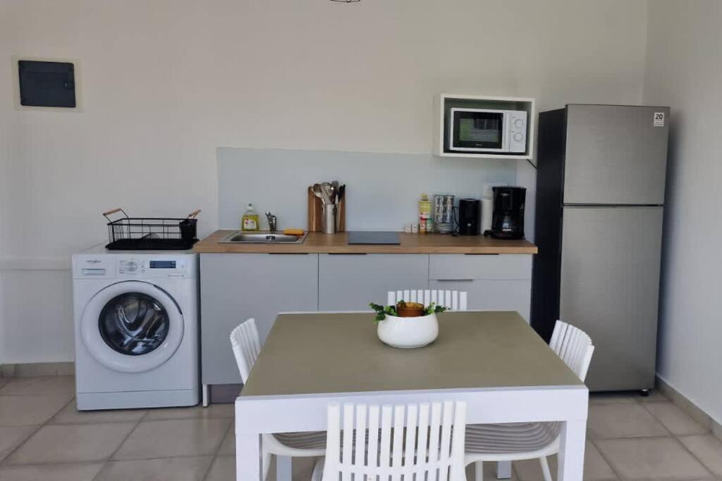 Joli T2 En Bas De Villa Vue Jardin Et Mer Vieux-Habitants Exterior photo
